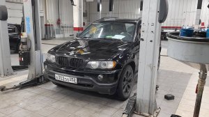 Моя BMW X5 выезжает с сервиса КИА.