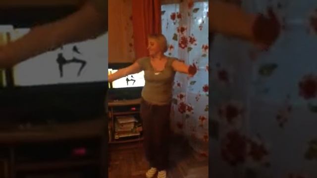 ТЕТКА БЕСИТСЯ, СЛУШАЯ МУЗЫКУ смотреть онлайн