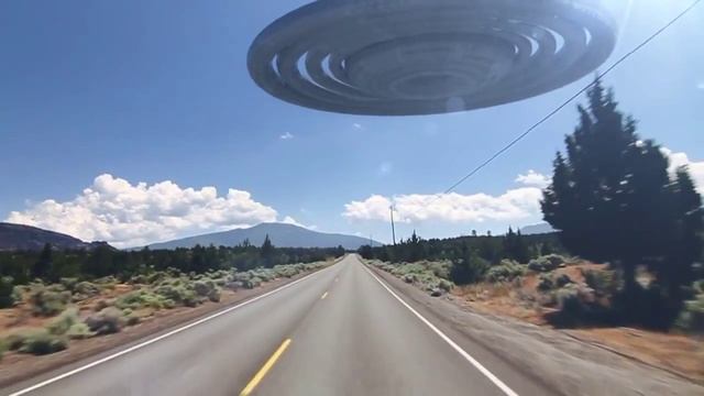 НЛО 2015 летит над машиной!!! смотреть онлайн