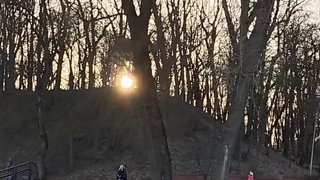 С Праздником Весеннего Равноденствия! Солнце  над беседкой в парке.