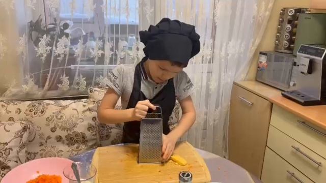 Приготовление салата из моркови с сыром