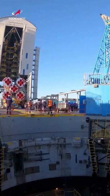 Вывоз и вертикализация ракеты «Союз» на космодроме Восточный