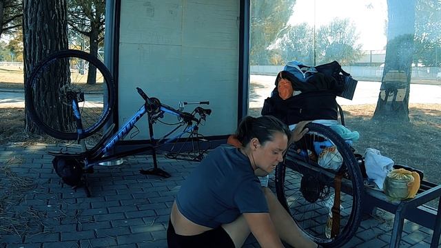 Бюджетно по Италии на велосипеде, сплю на дереве, ремонтирую велосипед. Серия 8 смотреть онлайн