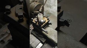 установка токарного резца по центру.