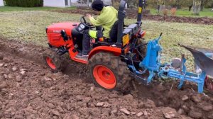 Kubota B2420 ploughing, orba malotraktorem.