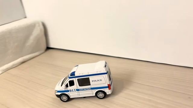 Скорая помощь едет в экстренном порядке со звуком сирены!