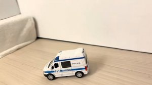 Скорая помощь едет в экстренном порядке со звуком сирены!