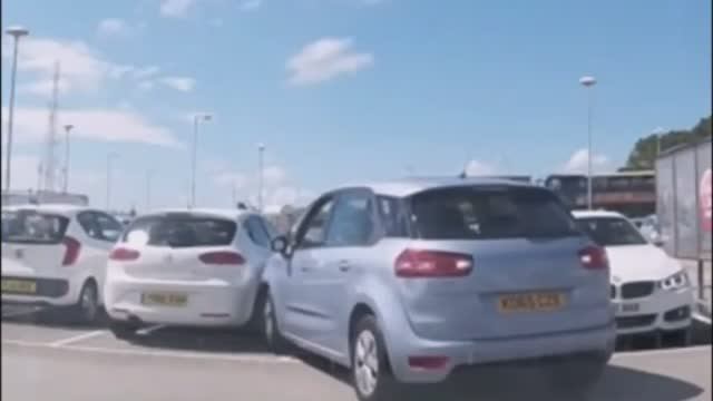 ОСТОРОЖНО, БАБЫ ЗА РУЛЕМ смотреть онлайн