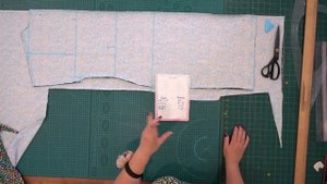Яркое летнее платье без выкройки. Выполняем построение сразу на ткани. Я женщина