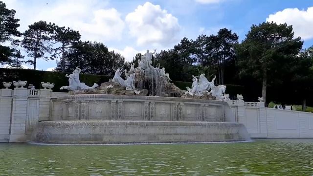 Главный фонтан замка Шенбрунн в Вене. май 2022 смотреть онлайн