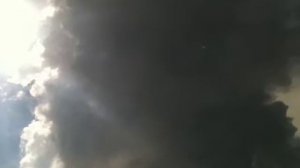 Очень красиво град падает против солнца...