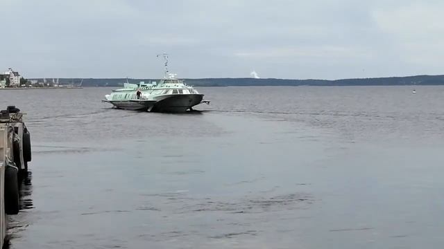 Комета отходит от причала Петрозаводска и идёт в Кижи. смотреть онлайн