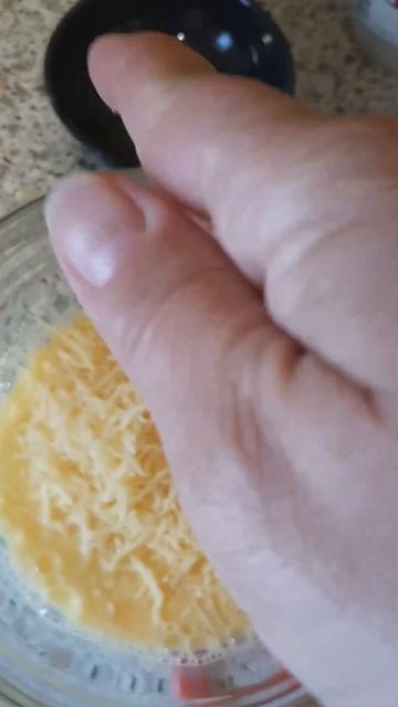 Ну какая же вкуснятина! Сырная лепешка из яиц от домашних, таких родных курочек #подворье #куриные