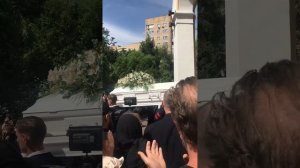 Вынос гроба с покойной Анастасией Заворотнюк