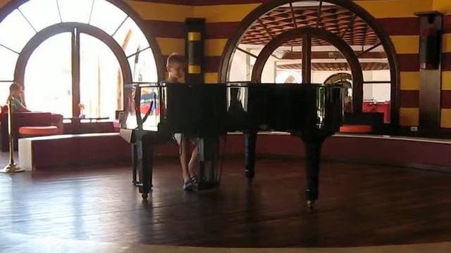 russian teen plays piano "Apologize" in the hotel "Mercure Hurgada Resort" смотреть онлайн