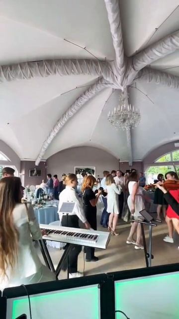 Что может быть самым лучшим на свадьбе? Конечно же атмосфера и танцы🙌🏻 Спасибо, это было потрясающе
