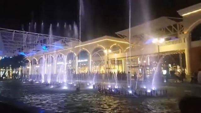 FOUNTAIN IN THE BOULEVARD смотреть онлайн