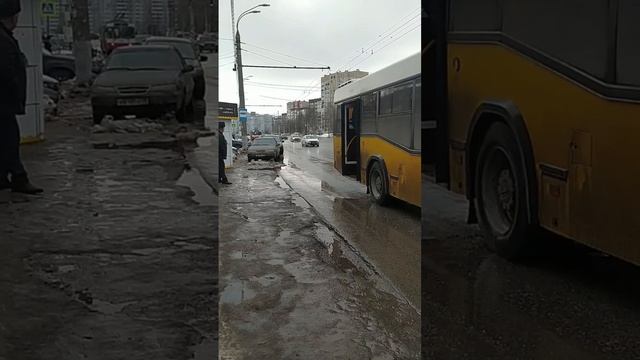 Движение общественного транспорта по улице Молодёжная. Город Ижевск.