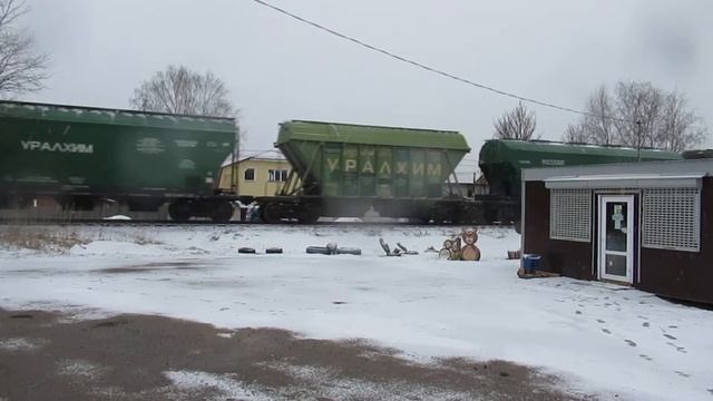 Тепловоз 2ТЭ116-177 с хопперами следует по Морозовской ветке смотреть онлайн