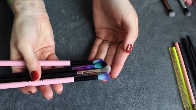 2020 Makeup Brush Collection & Declutter смотреть онлайн