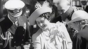 Маме Елизаветы Второй показывают девочек-тройняшек и все три — Мэри. (1939)