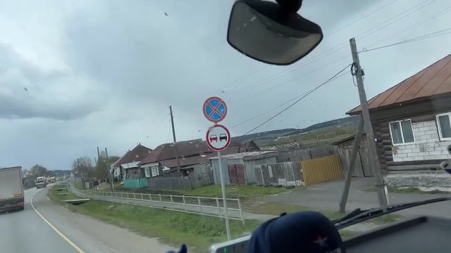 Всю дорогу от Перми до Екатеринбурга летит снег! У нас месяц Май!!!