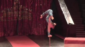 Эквилибр на руках самая гибкая+сильная девушка-Equilibre hands the most flexible girl