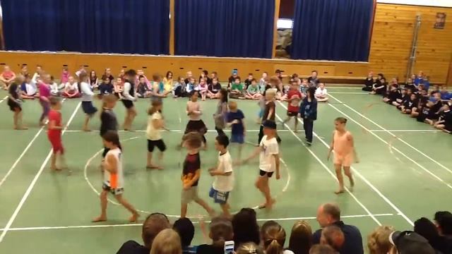 Headless Chickens Flying nun Mercury Bay Area School class of 8 year olds dancing to Cruise Control смотреть онлайн