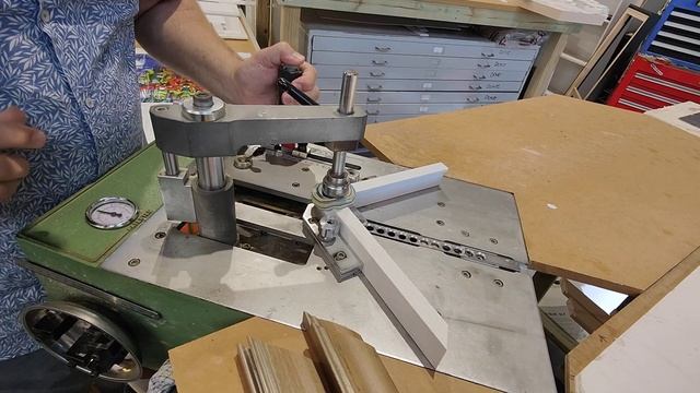 Picture Framer Underpinner - Joiner Minigraf 44 with Expandable Table смотреть онлайн