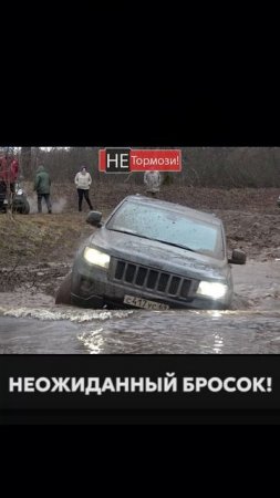 Мужик на Jeep без раздумий в воду.