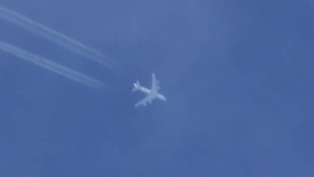 (Invalid transponder code & presumed) Military Boeing 707 contrails over my house смотреть онлайн