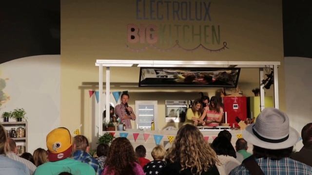 Behind the scene's at Jamie Oliver and Alex James' Big Feastival смотреть онлайн