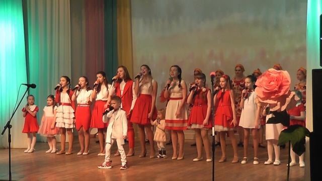 Добрыня Кириенко и вокальная студия Фантазия с песней Жить так жить.