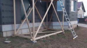 ПОДВИЖНЫЕ СТРОИТЕЛЬНЫЕ ЛЕСА ПРИ ОТДЕЛКЕ ФАСАДА ДВУХЭТАЖНОГО ДОМА