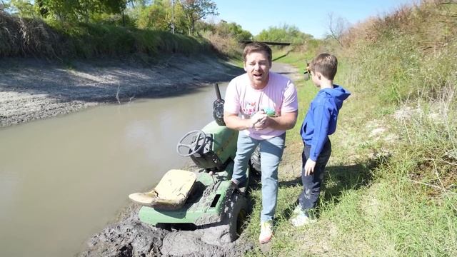 Finding Secret Key for New Toy in Deep Mud | Tractors for kids смотреть онлайн