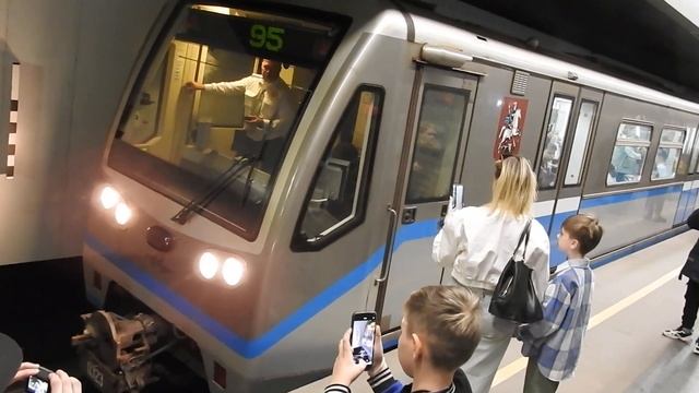 Москва. Парад поездов метро-2024. 18 мая 2024 смотреть онлайн