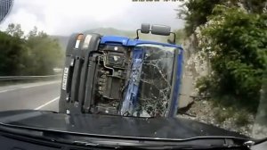 Грузовик опрокинулся на повороте
