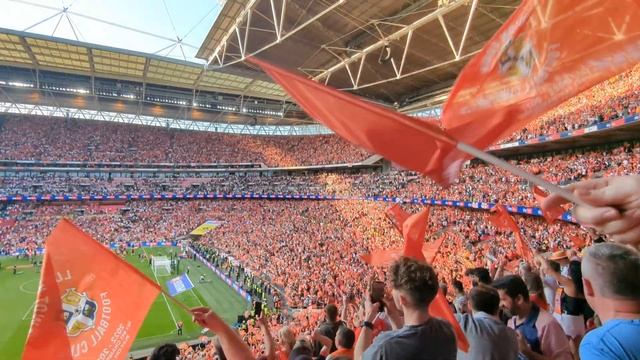 Luton Town Wembley - Town Called Malice смотреть онлайн