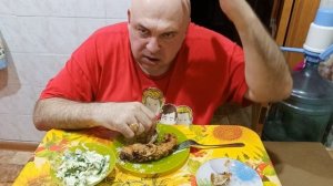 Мукбанг. Сазан жареный, салат из пекинской капусты и морс. Зима к нам пришла, настоящая.