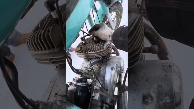 40 лет простоя. Пробег 2000км!!!Пытаюсь завести ИЖ смотреть онлайн