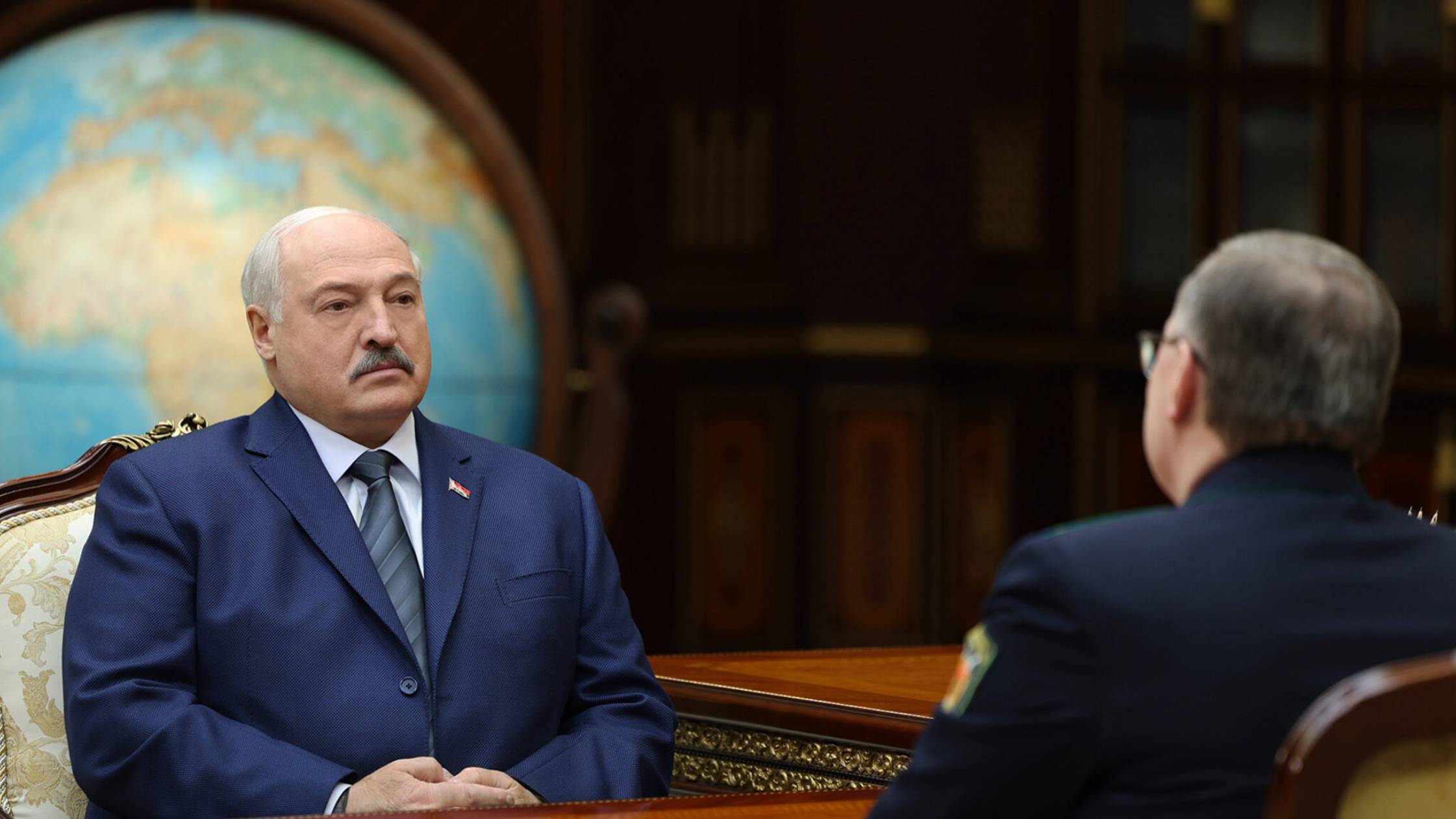 Кот мем с пилкой