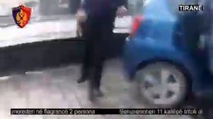 Ora News -  Video nga momenti kur laçianët arrestohen me 11 kallëpe tritol