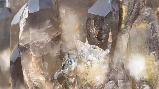 Великолепная Дымчатая Цитриновая Друза из Мадагаскара | Природная Красота для Вашего Дома смотреть онлайн