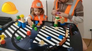 Dady and daughter play builders / Строители/строим стройку/как строят железную дорогу