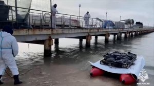 МЧС показало, как водолазы очищают воду от мазута в акватории Черного моря