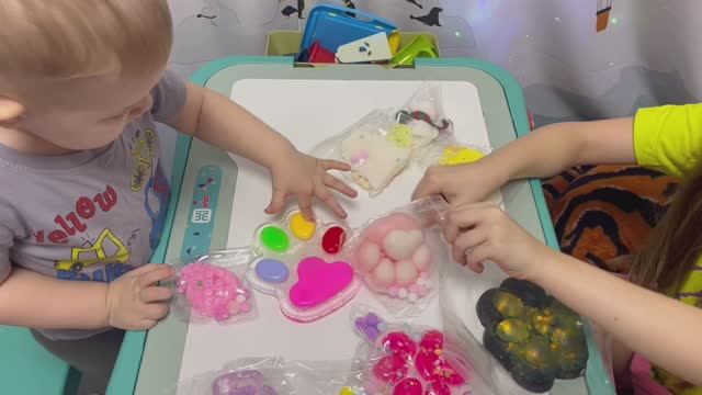 Играем в месте👍 таба - лапки , табалапки табаем  😍 Дана и Давид