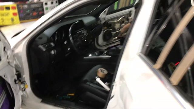 Mercedes-Benz E-Класс. Шумка дверей уменьшает шум и улучшает качество звучания музыкальной системы.