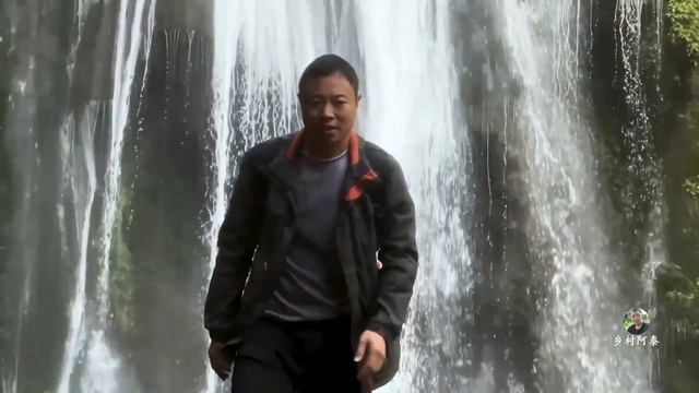 贵州70岁老人独居深山之巅，拥有近1000多亩山林田地，方圆5公里荒无人烟！【乡村阿泰】 смотреть онлайн