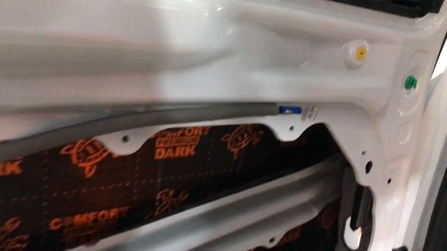 Установка шумоизоляции позволяет снизить уровень шума и вибраций в авто Kia Ceed. Шумка Комфортмат.