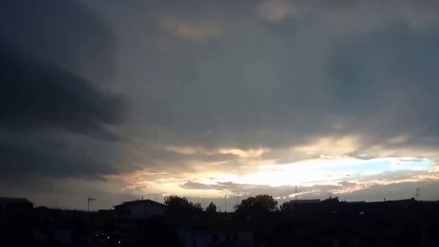 Небо супер И страшно И красиво ))Италия смотреть онлайн